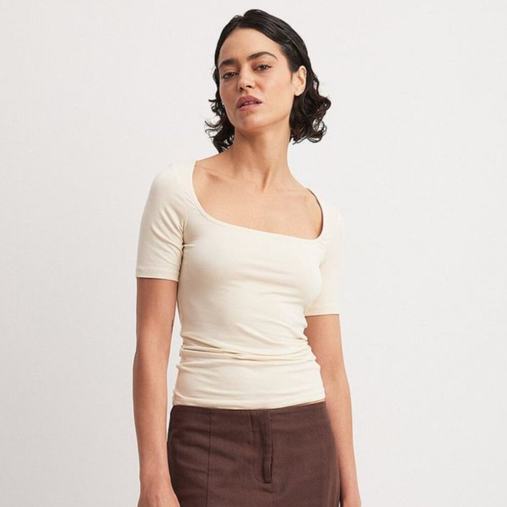 Soft Line Scoop Neck Short Sleeve Top
